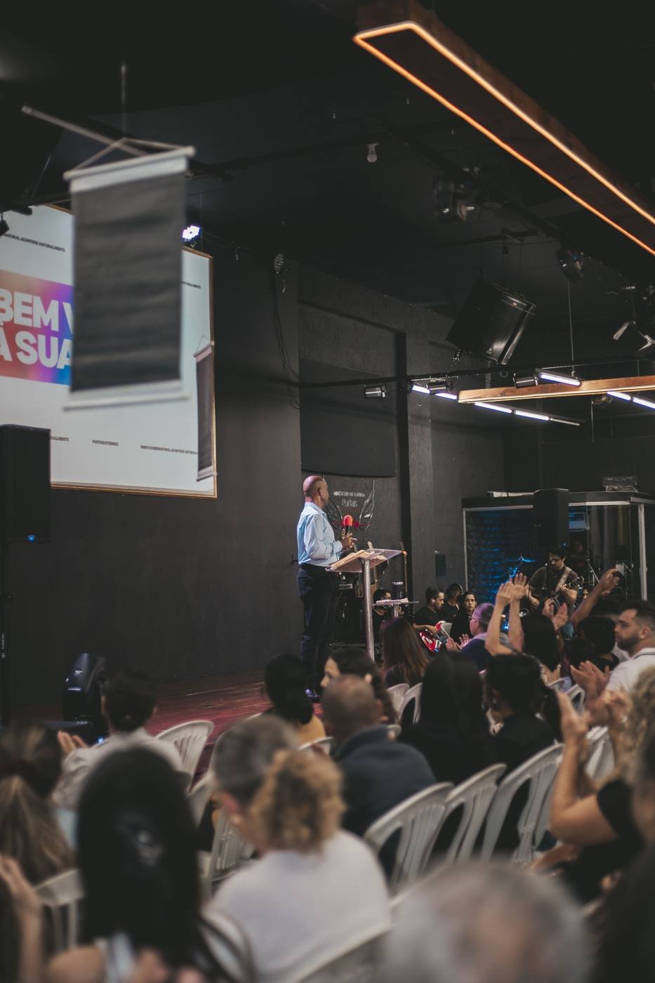 Culto na Portais Eternos com o pastor no púlpito