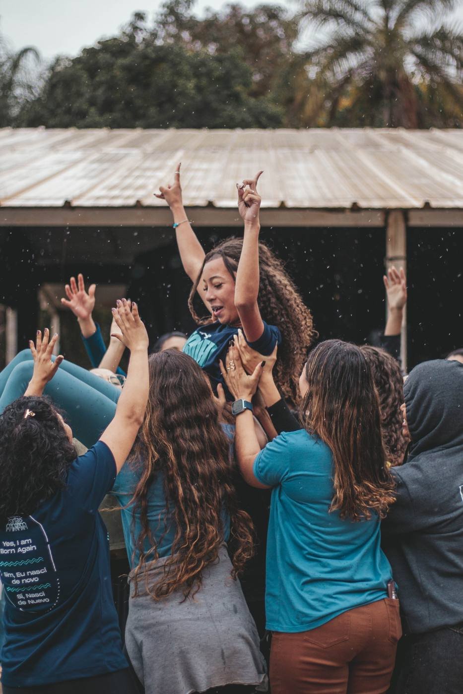 Jovens adorando ao ar livre