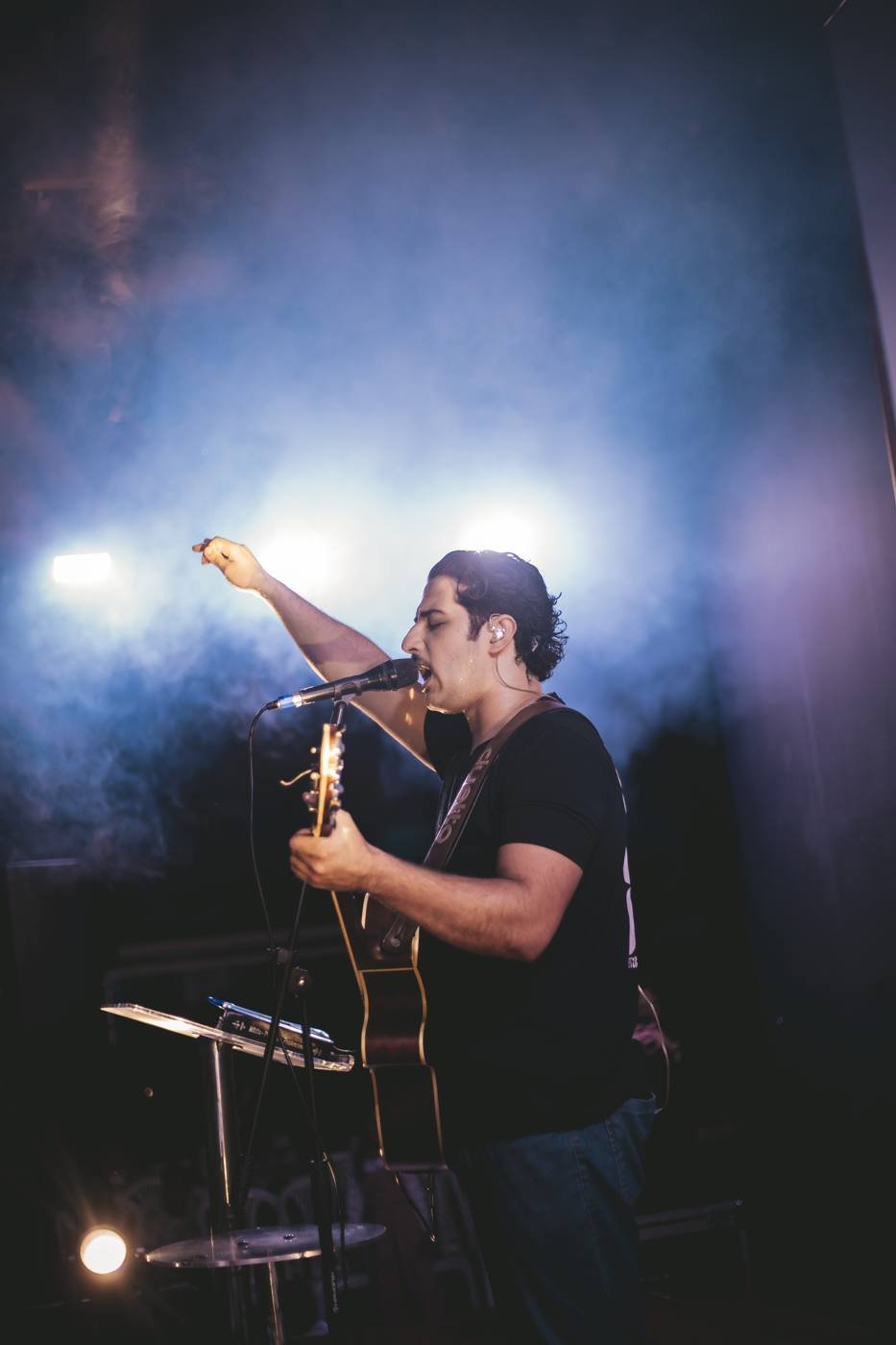 Ministro de louvor com violão