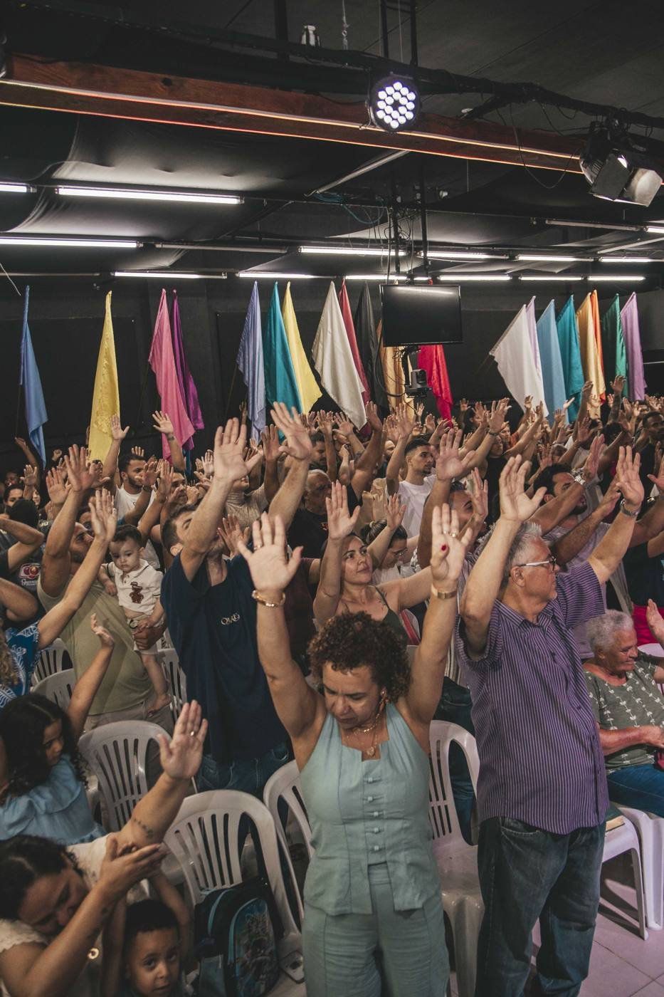 Congregação com as mãos levantadas