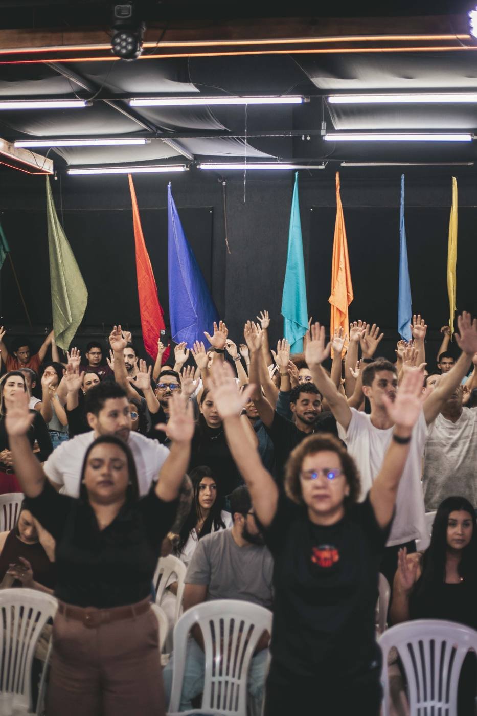 Igreja em adoração com bandeiras ao fundo