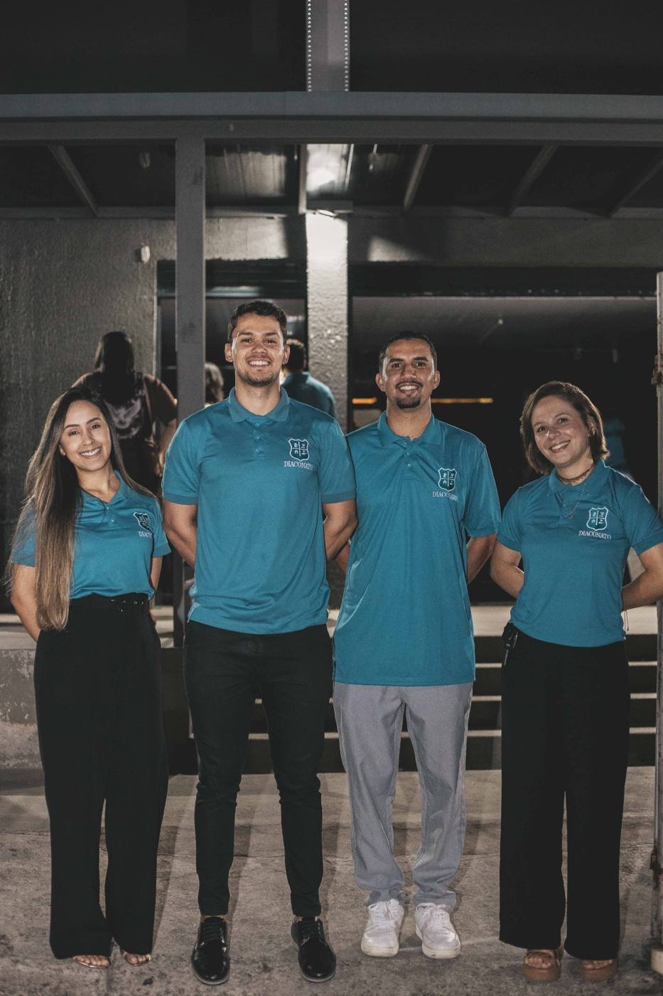 Equipe de recepção da igreja sorrindo