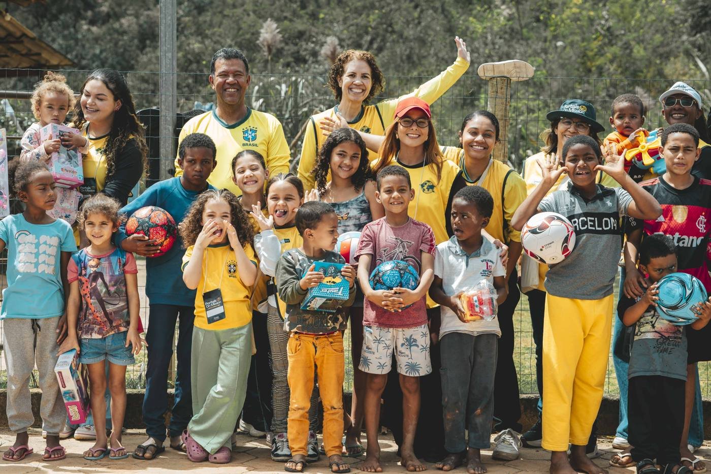 Voluntários com crianças da comunidade