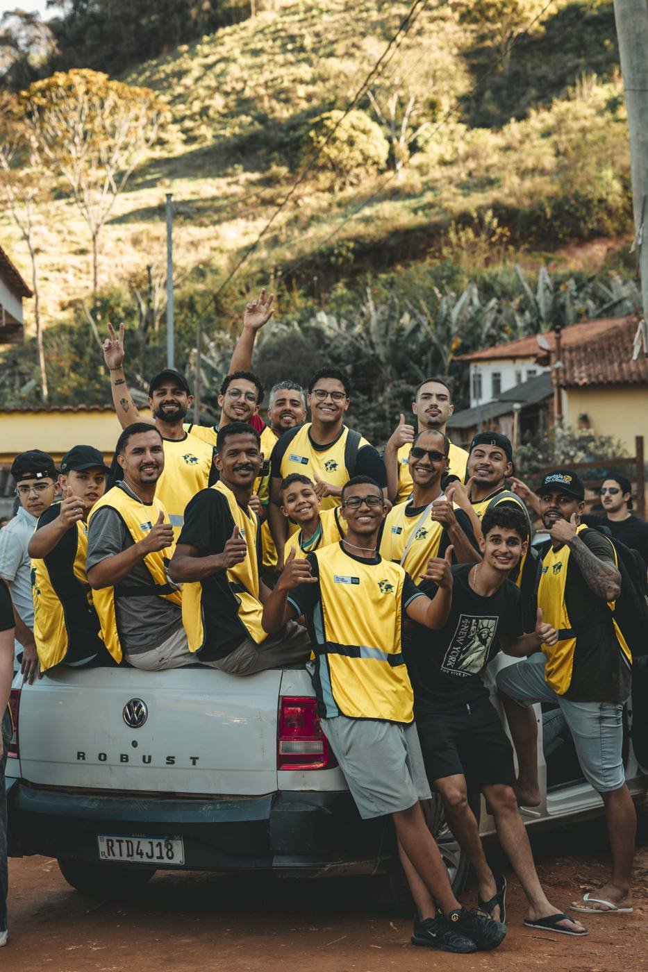 Voluntários reunidos ao lado de uma caminhonete
